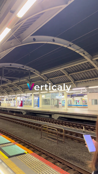 駅のホーム、電車の到着