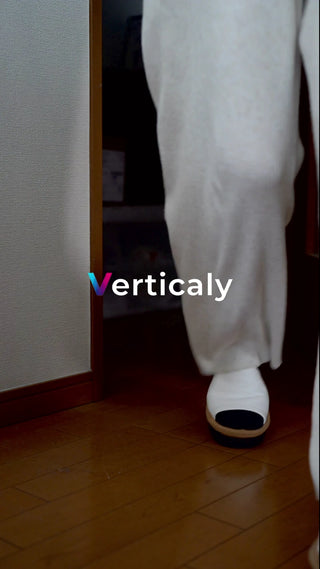 白い着物で歩く女性