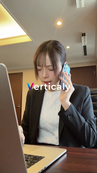 電話中のキャリアウーマン