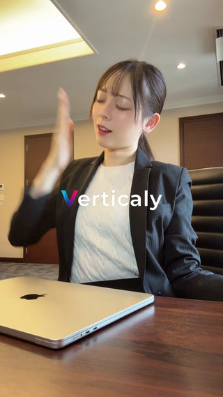 PC作業中の女性、集中