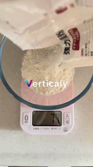 粉を量る、料理の準備