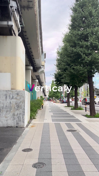 都会の歩道を歩く