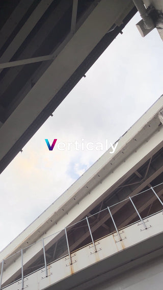 橋の下、空を見上げて