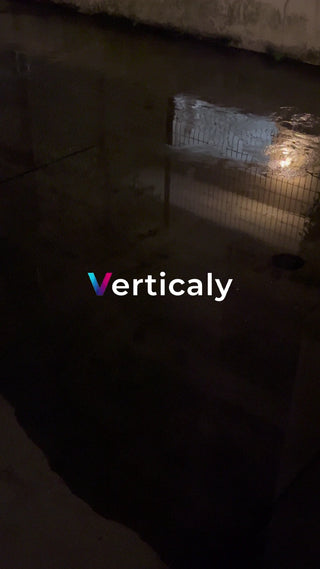 水面に映る光、静寂の世界