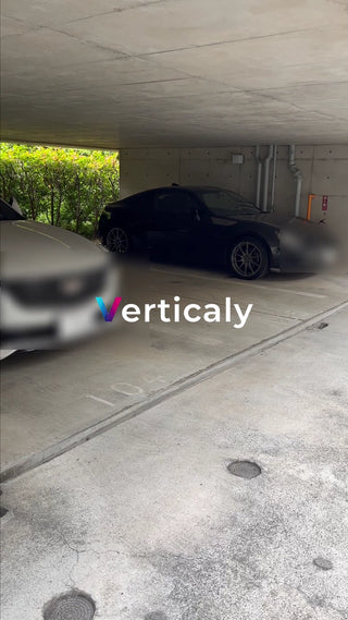 駐車場で佇む黒い車