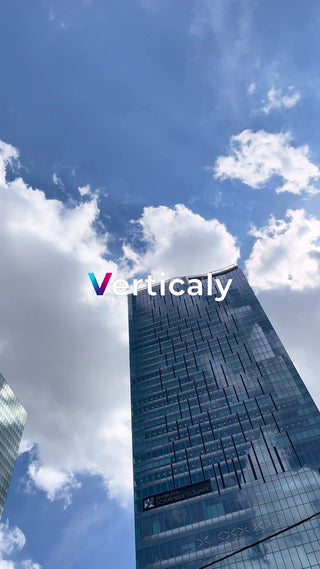 渋谷スクランブル交差点、青空の下