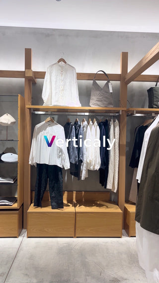 店内、洋服選びの午後