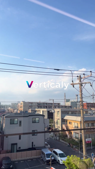 都会の風景、青空の下で