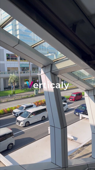 都会の街並み、車が行き交う