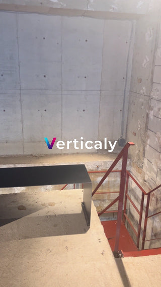 階段を上る、赤い手すり