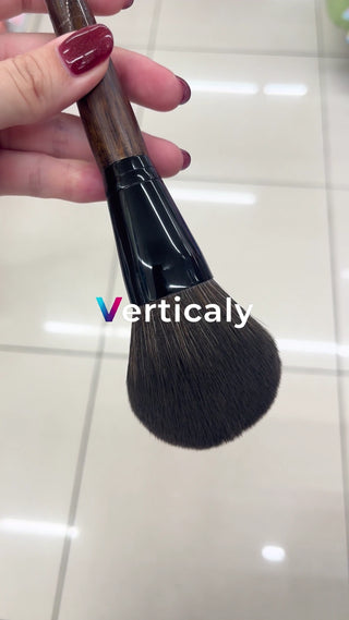 メイクブラシ、手入れの瞬間