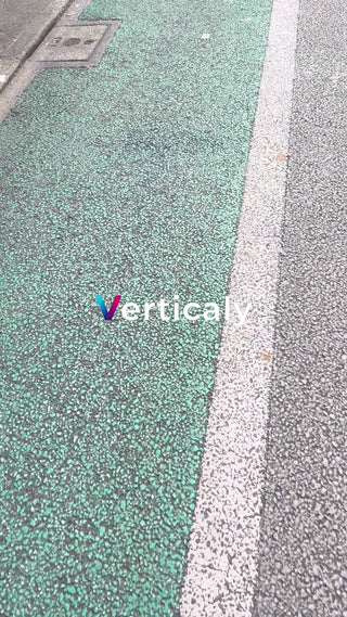 緑色の路面と白いライン