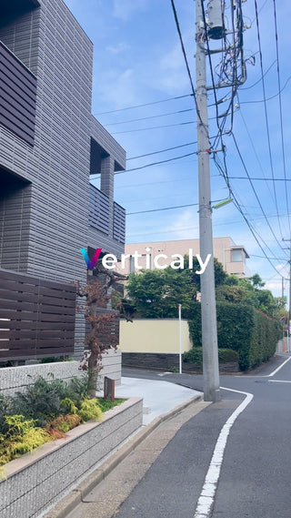 都会の街並み、青空の下