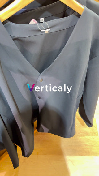 黒い服、ボタンを閉める