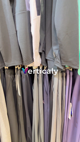 色とりどりの服が並ぶ