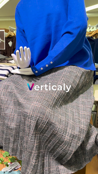 チェック柄スカートの女性