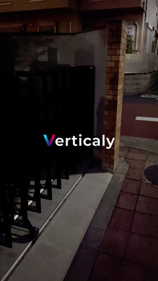 夜の街、黒い柵の向こう