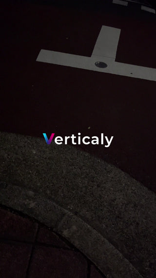 T字路の白線、夜の風景