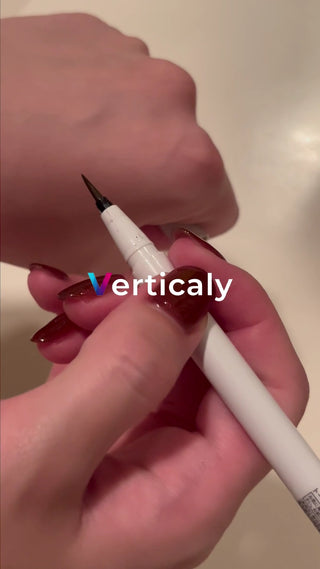 手元でアイライナーを試す