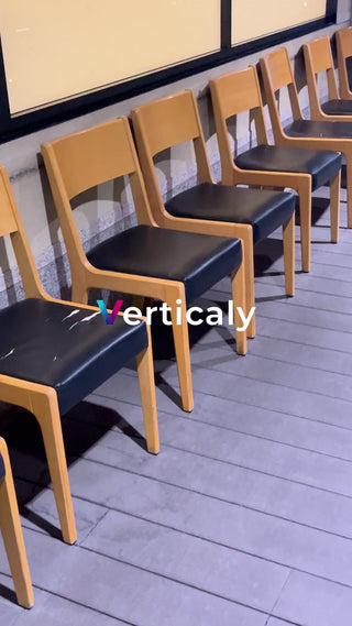 木製チェアと黒革シート