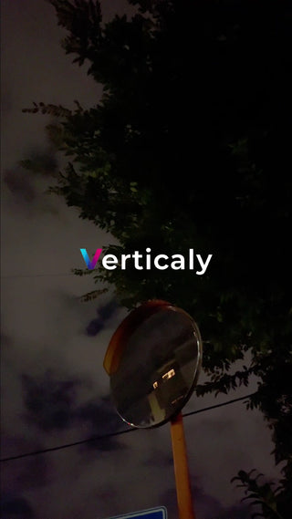 夜の街、丸い鏡