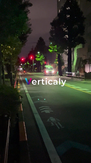 夜の街を走る自転車