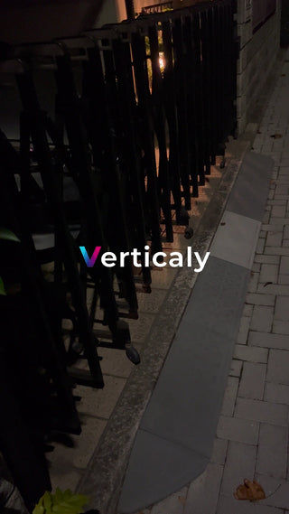 夜の街並み、黒い柵