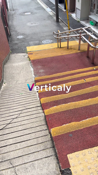 階段を上る、都会の風景