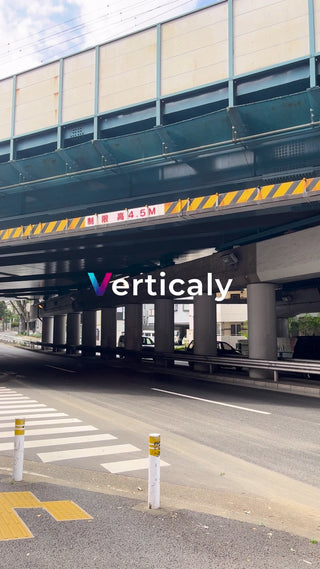 都会の地下道、夏の午後