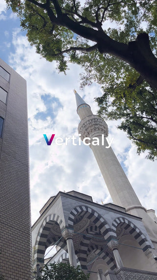 都会のモスク、青空の下