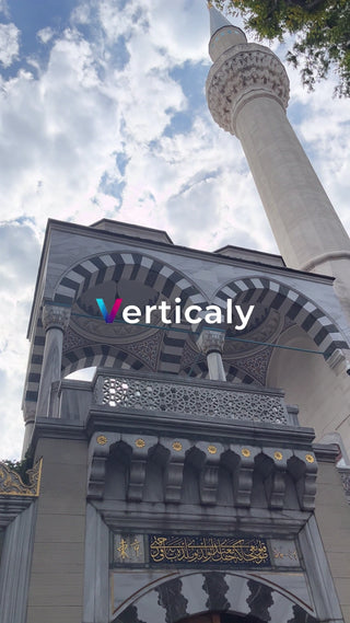 美しいモスク、青空の下