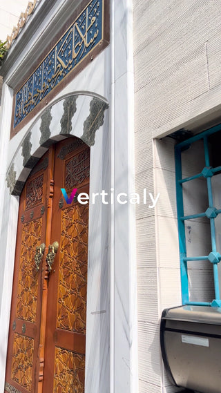 木製の扉、装飾が美しい