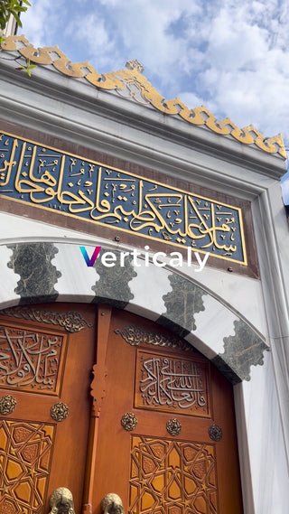 寺院の木製扉、装飾美