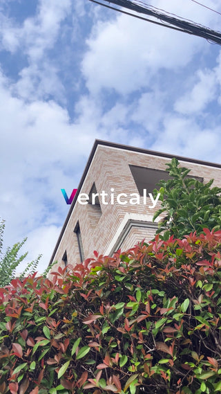 レンガ壁と緑のコントラスト