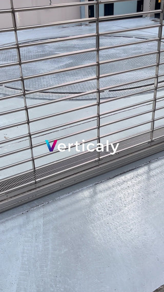 ステンレスの柵越しに見る