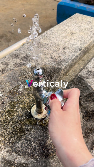 水飲み場の水、爽快に噴出