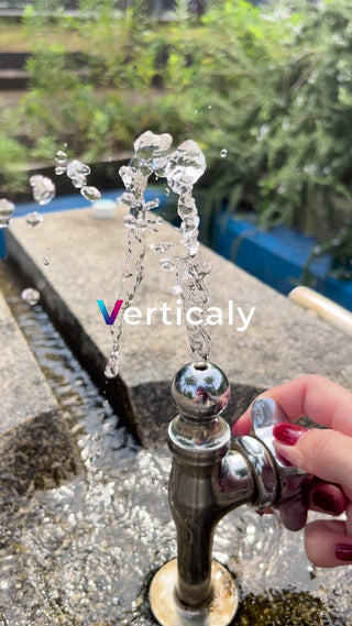 水飲み場の水、垂直に