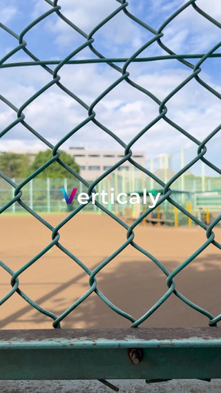 公園のフェンス越し、青空