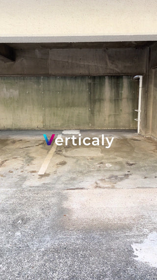 雨上がりの駐車場、水たまり