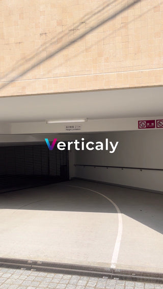 地下駐車場への入口、静寂