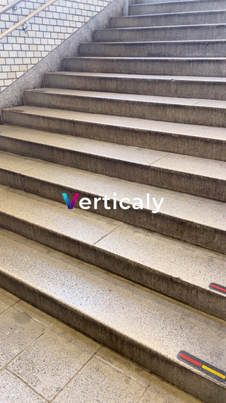 階段を上る、都会の日常