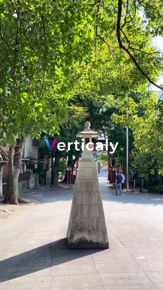 参道の石灯籠と街並み