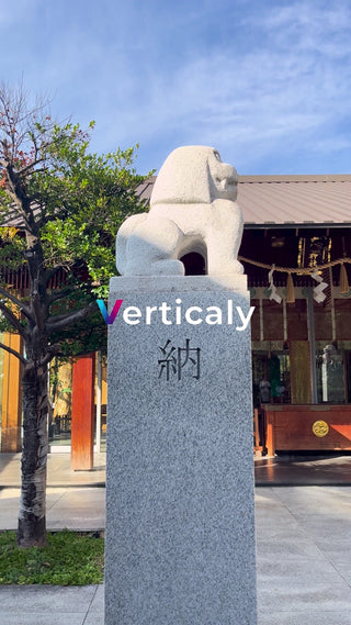 狛犬と鳥居のある風景