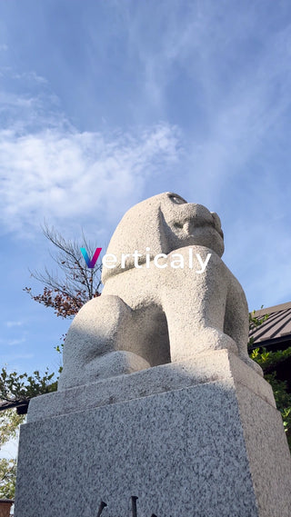 石像を仰ぐ青空