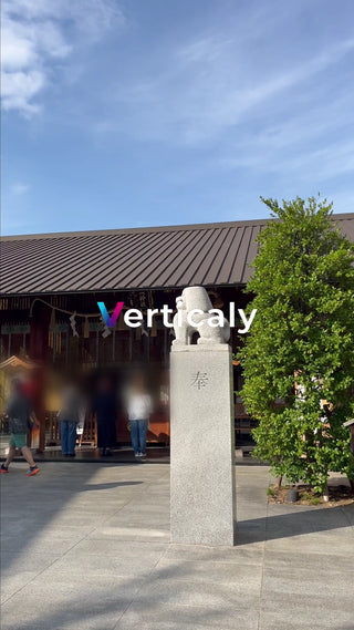 日本の神社、石像と青空