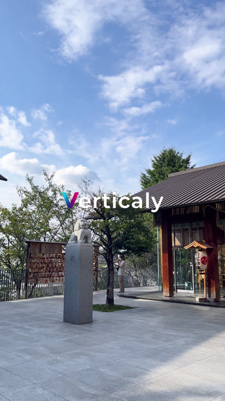 神社境内、石像と青空