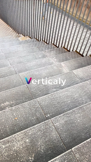 階段を降りる、都会の日常