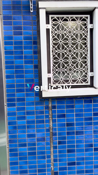 青いタイルの壁と窓