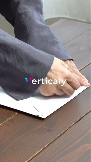 白い紙に何かを書く