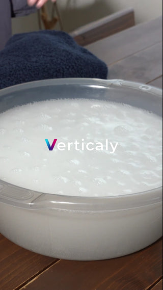 白濁した液体、泡立つ様子